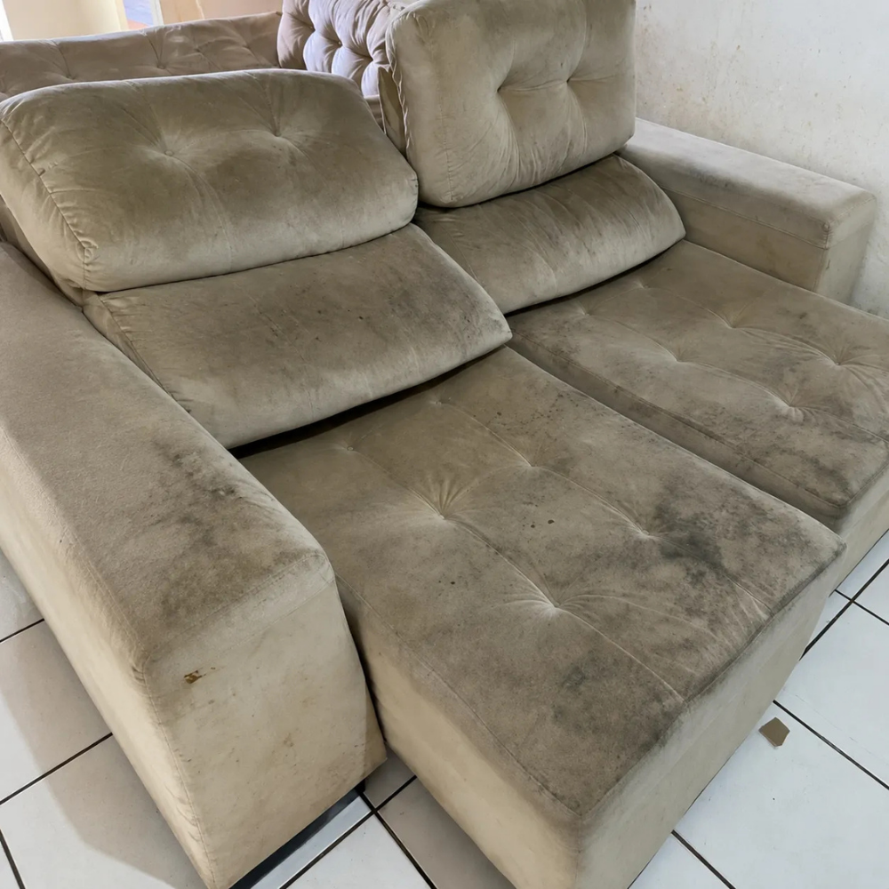 Sofá antes da limpeza profissional